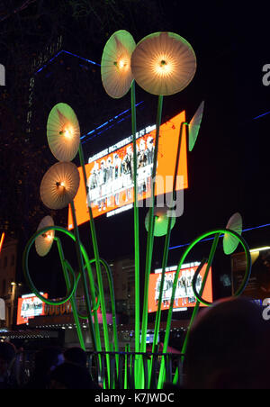 Foto muss Gutgeschrieben © Alpha werden Drücken Sie 066465 16/01/2016 Garten von Licht durch Neigung in Leicester Square in der Lumiere London Licht Festival. TILT ist eine französische Kollektiv, der öffentliche Raum für ihre Kunst wieder schaffen Sie leuchtend, traumhafte Strukturen die Verwendung recycelter Materialien zu hohe technische Qualität in der Produktion verarbeitet. Gründer Francois Fouilhe und Jean Baptiste Laude begann das kollektive Bedeutung zu Licht Kunst zu geben und sie zu ermutigen, das Publikum es aus einer neuen Perspektive zu betrachten. Genießen Sie dieses magische Sammlung von Skulpturen. Vergessen Sie die kalt; das Glühen des riesigen Blumen und Bäumen lassen Stockfoto