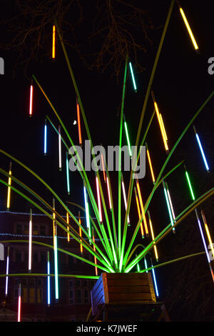 Foto muss Gutgeschrieben © Alpha werden Drücken Sie 066465 16/01/2016 Garten von Licht durch Neigung in Leicester Square in der Lumiere London Licht Festival. TILT ist eine französische Kollektiv, der öffentliche Raum für ihre Kunst wieder schaffen Sie leuchtend, traumhafte Strukturen die Verwendung recycelter Materialien zu hohe technische Qualität in der Produktion verarbeitet. Gründer Francois Fouilhe und Jean Baptiste Laude begann das kollektive Bedeutung zu Licht Kunst zu geben und sie zu ermutigen, das Publikum es aus einer neuen Perspektive zu betrachten. Genießen Sie dieses magische Sammlung von Skulpturen. Vergessen Sie die kalt; das Glühen des riesigen Blumen und Bäumen lassen Stockfoto