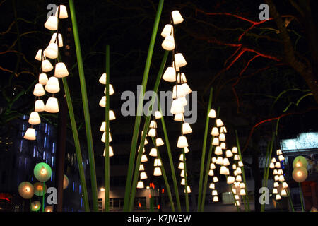 Foto muss Gutgeschrieben © Alpha werden Drücken Sie 066465 16/01/2016 Garten von Licht durch Neigung in Leicester Square in der Lumiere London Licht Festival. TILT ist eine französische Kollektiv, der öffentliche Raum für ihre Kunst wieder schaffen Sie leuchtend, traumhafte Strukturen die Verwendung recycelter Materialien zu hohe technische Qualität in der Produktion verarbeitet. Gründer Francois Fouilhe und Jean Baptiste Laude begann das kollektive Bedeutung zu Licht Kunst zu geben und sie zu ermutigen, das Publikum es aus einer neuen Perspektive zu betrachten. Genießen Sie dieses magische Sammlung von Skulpturen. Vergessen Sie die kalt; das Glühen des riesigen Blumen und Bäumen lassen Stockfoto