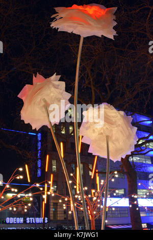 Foto muss Gutgeschrieben © Alpha werden Drücken Sie 066465 16/01/2016 Garten von Licht durch Neigung in Leicester Square in der Lumiere London Licht Festival. TILT ist eine französische Kollektiv, der öffentliche Raum für ihre Kunst wieder schaffen Sie leuchtend, traumhafte Strukturen die Verwendung recycelter Materialien zu hohe technische Qualität in der Produktion verarbeitet. Gründer Francois Fouilhe und Jean Baptiste Laude begann das kollektive Bedeutung zu Licht Kunst zu geben und sie zu ermutigen, das Publikum es aus einer neuen Perspektive zu betrachten. Genießen Sie dieses magische Sammlung von Skulpturen. Vergessen Sie die kalt; das Glühen des riesigen Blumen und Bäumen lassen Stockfoto