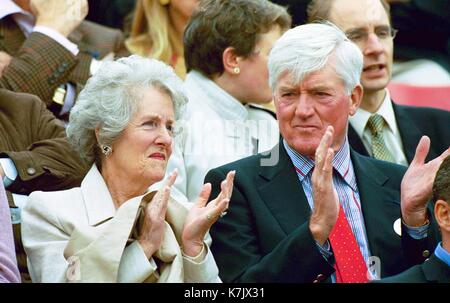 © Alpha Drücken Sie M 044449 17 06 01 CECIL PARKINSON & Frau Anne - Stella Artois TENNIS MEISTERSCHAFT 2001 AN DER QUEEN'S CLUB IN LONDON. Stockfoto