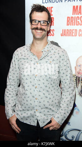 Foto muss Gutgeschrieben © Alpha Presse 074895 08/12/2015 Marcus Brigstocke auf der Nacht von Peter Pan Pantomime werden im New Wimbledon Theatre in London. Stockfoto