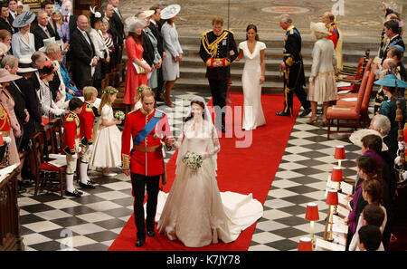 Foto muss Gutgeschrieben © Alpha Presse 074534 JW 29/04/2011 Prinz William (der Herzog von Cambridge) und Catherine Katherine Kate Middleton (die Herzogin von Cambridge) Verlassen der Westminster Abbey, London, nach ihrer Hochzeit, gefolgt von Prinz Harry und Pippa Philippa Middleton, Prinz Charles, Camilla, Herzogin von Cornwall Die königliche Hochzeit von Prinz William und Catherine Katherine Kate Middleton. Stockfoto