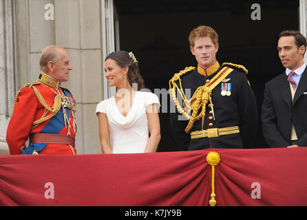 Foto © gutgeschrieben werden Alpha Presse 074533 29/04/2011 Prinz Philip Herzog von Edinburgh Pippa Philippa Middleton Prinz Harry und James Middleton Die königliche Hochzeit von Prinz William und Kate Middleton Catherine Katherine Buckingham Palace Vorplatz London Stockfoto