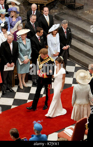 Foto muss Gutgeschrieben © Alpha Presse 074534 29/04/11 Prinz Harry und Pippa Philippa Middleton hinunter den Gang nach der königlichen Hochzeit von Prinz William, Herzog von Cambridge, und Katharina, Herzogin von Cambridge Katherine Kate Middleton an der Westminster Abbey in London abgebildet ist James, Carole und Michael Middleton Stockfoto