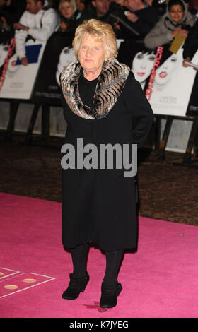 Foto muss Gutgeschrieben © Kate Grün/Alpha 074130 13.12.10 Nanny Pat Patricia Brooker bei der Gala Premiere der Burleske im Empire in Leicester Square, London Stockfoto