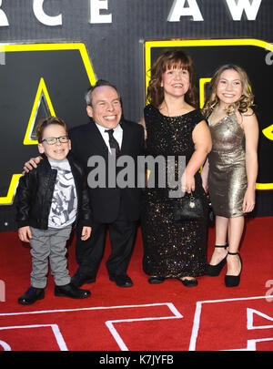 Foto muss Gutgeschrieben © Kate Grün/Alpha Presse 079965 16/12/2015 Warwick Davis mit seiner Frau Samantha und Kinder Annabelle und Harrison Star Wars The Force weckt Europäische Premiere Leicester Square London Stockfoto