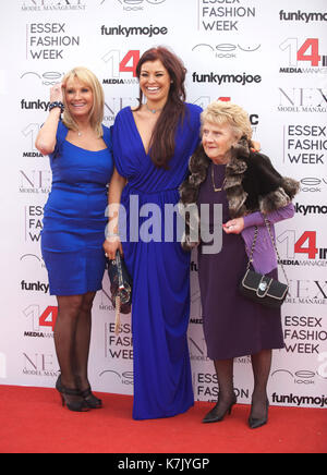 Foto muss Gutgeschrieben © Alpha Presse 074428 26/03/11 Nanny Pat Patricia Brooker und Jessica Wright und Mutter Carol Wright bei Essex Fashion Week bei fairlop Gewässer in Essex Stockfoto