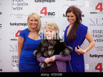 Foto muss Gutgeschrieben © Alpha Presse 074428 26/03/11 Nanny Pat Patricia Brooker und Jessica Wright und Mutter Carol Wright bei Essex Fashion Week bei fairlop Gewässer in Essex Stockfoto