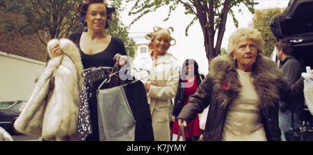 Foto von Alpha 065630 02/12/11 Maria Fowler, Carol Wright, Jessica Wright und Nanny Pat Patricia Brooker in der Towie Weihnachten Charity Musik Single Video, letzte Weihnachten Stockfoto
