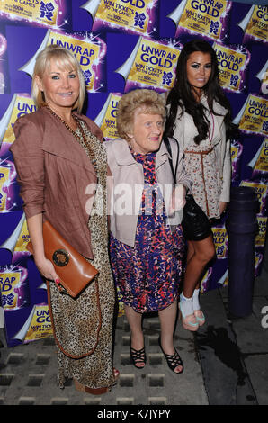 Foto muss Gutgeschrieben © Kate Grün/Alpha 075679 12/04/12 Carol Wright Nanny Pat Patricia Brooker und Jessica Wright an der Cadbury Auspacken Gold Party am Vorhang Road in London. Stockfoto