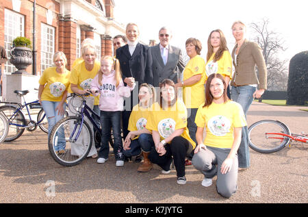 Foto muss gutgeschrieben © Kate Grün/Alpha 065341 27/03/2007 Suzanne Shaw, Denise Welch, Robert Powell, Prinzessin Michael von Kent, Jimmy Hill, Lynda Bellingham, Amanda Holden, Tamara Beckwith, Lisa Rogers, Fay Ripley und Linzi Stoppard Pedal mit der Parcs Photocall in Hilfe von Funken und der Nationalen Seitenweg in der Orangerie, dem Kensington Palace in London. Stockfoto