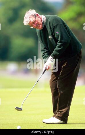 © Alpha Drücken Sie M 040816 05 2000 JIMMY HILL VINNIE JONES CELEB-KLASSIKER MOOR PARK GOLF CLUB RICKMANSWORTH HERTS Stockfoto