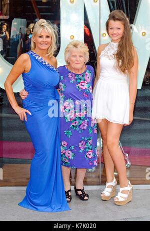 Foto muss Gutgeschrieben © Alpha Presse 077421 15/08/20013 Carol Wright, Nanny Pat Patricia Brooker und Natalya Wright an der mit Liebe Jess Pop-up-Store von Jessica Wright & Lippenstift Boutique am Westfield Stratford in London Stockfoto