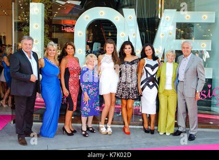 Foto muss Gutgeschrieben © Alpha werden Drücken Sie 077421 15/08/20013 Mark und Carol Wright und Nanny Pat Patricia Brooker mit Jessica & Natalya Wright an der mit Liebe Jess Pop-up-Store von Jessica Wright & Lippenstift Boutique am Westfield Stratford in London Stockfoto
