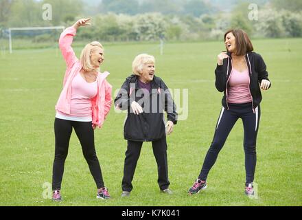 Foto © gutgeschrieben werden Alpha Presse 065630 29/04/2014 Jessica Wright, Carol Wright und Nanny Pat Patricia Brooker beschmutzt wurden, durch ihre Schritte in eine energetische Schulung in Form von Krebs die britische Rennen für das Leben in Ihrer örtlichen Park in Essex erhalten Stockfoto