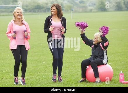 Foto © gutgeschrieben werden Alpha Presse 065630 29/04/2014 Jessica Wright, Carol Wright und Nanny Pat Patricia Brooker beschmutzt wurden, durch ihre Schritte in eine energetische Schulung in Form von Krebs die britische Rennen für das Leben in Ihrer örtlichen Park in Essex erhalten Stockfoto