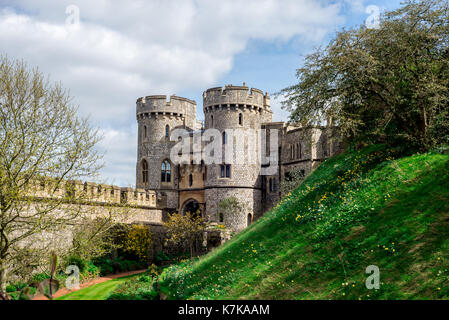 Tor zwischen zwei Türme zu Innenhof von Schloss Windsor, England Stockfoto