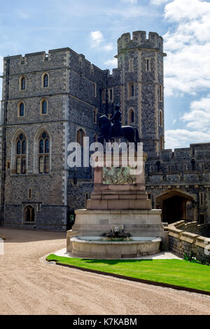 Eine Bronzestatue von Karl II. auf dem Pferd neben dem Südflügel Eingang in Windsor Castle, England Stockfoto