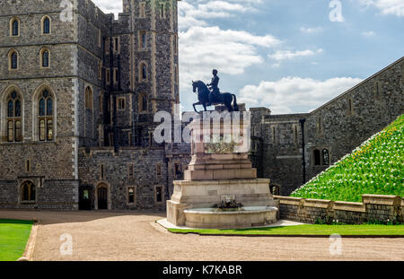 Eine Bronzestatue von Karl II. auf dem Pferd neben dem Südflügel Eingang in Windsor Castle, England Stockfoto