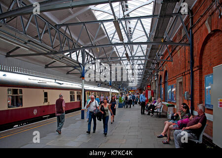 In Salisbury Bahnhof mit dem Zug chartern in der Plattform Stockfoto