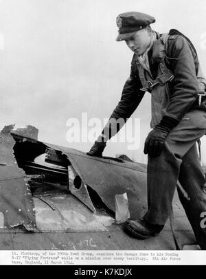 Die Boeing B-17 Flying Fortress ist ein viermotoriger schwerer Bomber, der in den 1930er Jahren entwickelt wurde und während des Zweiten Weltkriegs eingesetzt wurde. Bekannt für seine Langstreckenfähigkeit und Langstreckenfähigkeit, spielte die B-17 eine wichtige Rolle bei den alliierten Bombenangriffen über Europa. Es war schwer bewaffnet, mit bis zu 13 .50 Kaliber Maschinengewehren und konnte eine Bombenladung von bis zu 8.000 Pfund tragen. Die B-17 war entscheidend für die Niederlage des Nazi-Deutschlands und bleibt eines der legendärsten Flugzeuge des Zweiten Weltkriegs. Stockfoto