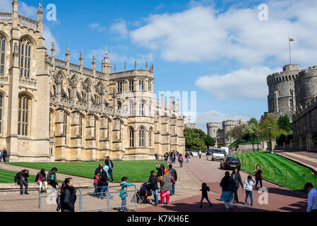 St George's Kapelle, Lower Ward und runder Turm in Windsor Castle, England Stockfoto