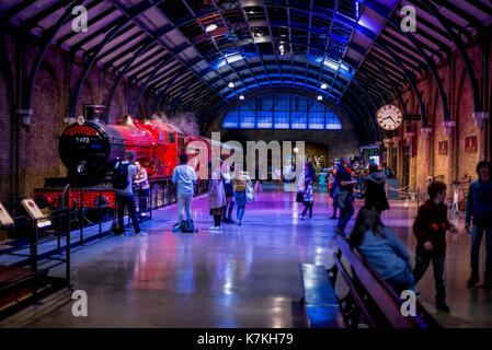 Besucher der Plattform 9 3/4 und Hogwarts Express in Warner Brothers Harry Potter Studio Tour, London Stockfoto