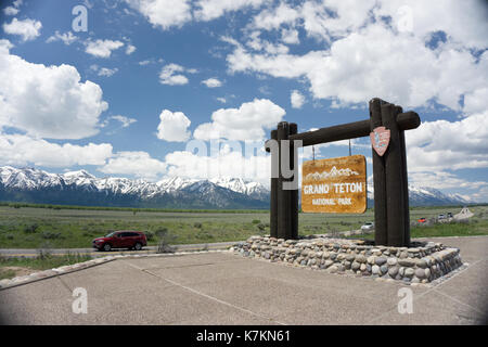 Der Grand Teton National Park Eingangsschild und Landschaft Stockfoto