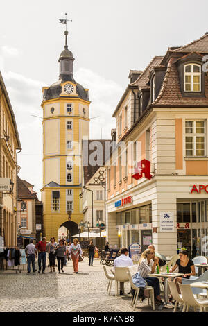 ANSBACH, Deutschland - 22. August: Touristen am Herrieder Tor in Ansbach, Deutschland Am 22. August 2017. Das Tor ist eine der wichtigsten historischen Stockfoto