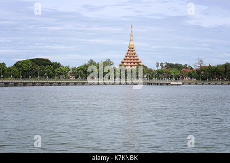 Wat Nong Wang und bueng Kaennakorn Lagunen Blick in der Tageszeit, religiösen Sehenswürdigkeiten von Khon Kaen, Thailand. Stockfoto