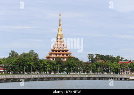 Wat Nong Wang und bueng Kaennakorn Lagunen Blick in der Tageszeit, religiösen Sehenswürdigkeiten von Khon Kaen, Thailand. Stockfoto