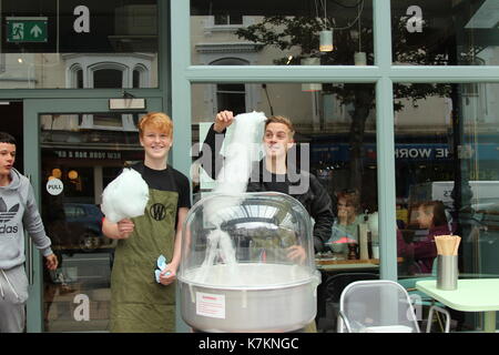 Einem Straßenhändler macht eine Reihenfolge der Zuckerwatte zu einem Street Fair Stockfoto