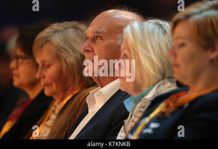 Herausgeberanmerkung ALTERNATIVE ERNTEGUT Liberaldemokraten Sir Vince Cable und seine Frau Rachel Smith (Mitte links) sitzt unter den Delegierten auf der Konferenz der Partei an der Bournemouth International Centre. Stockfoto