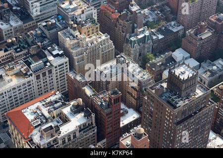 New York City Skyline von Manhattan Antenne Dach tops Ansicht mit Hochhäusern und Straßen Stockfoto