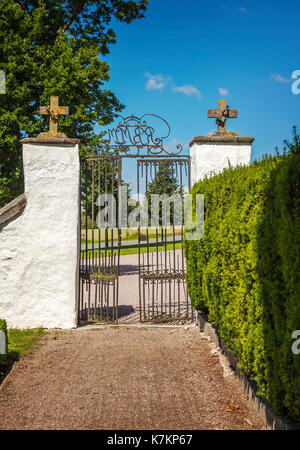 Reich verzierte, rostige Tor durch Tosterup Kapelle in Schweden. Stockfoto