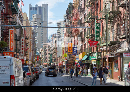 Chinatown Straße mit Autos und Menschen und Gebäude an einem sonnigen Tag in New York Stockfoto