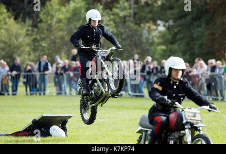 Motorrad display Team das Weiße Helme Teil in einem Display am letzten Tag der öffentlichen Aufführungen nach 90 Jahren der waghalsige Stunts und Akrobatik während der preston Militärischen zeigen an Fulwood Kaserne, Lancashire. Stockfoto