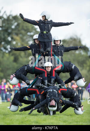 Motorrad display Team das Weiße Helme Teil in einem Display am letzten Tag der öffentlichen Aufführungen nach 90 Jahren der waghalsige Stunts und Akrobatik während der preston Militärischen zeigen an Fulwood Kaserne, Lancashire. Stockfoto