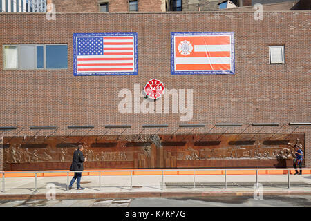 Feuerwehr Mauer der Erinnerung mit den Menschen in einen sonnigen Tag in New York Stockfoto