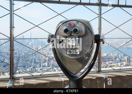 Empire State Building Aussichtsplattform mit einem binokularen an einem sonnigen Tag in New York Stockfoto