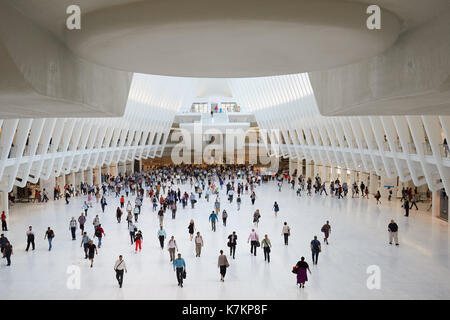 Oculus Innenraum des White World Trade Center Station mit Menschen in New York Stockfoto