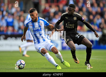 Die Huddersfield Town Elias Kachunga (links) und Leicester City Wilfred Ndidi in Aktion während der Premier League Match am John Smith's Stadion, Huddersfield. Stockfoto