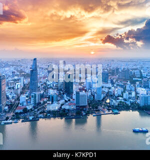 Royalty Free Stock Bild in hoher Qualität Luftaufnahme von Ho Chi Minh City, Vietnam. Schönheit Wolkenkratzer entlang des Flusses licht Smooth Down Stadtentwicklung Stockfoto