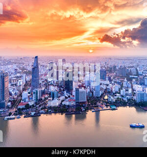 Royalty Free Stock Bild in hoher Qualität Luftaufnahme von Ho Chi Minh City, Vietnam. Schönheit Wolkenkratzer entlang des Flusses licht Smooth Down Stadtentwicklung Stockfoto