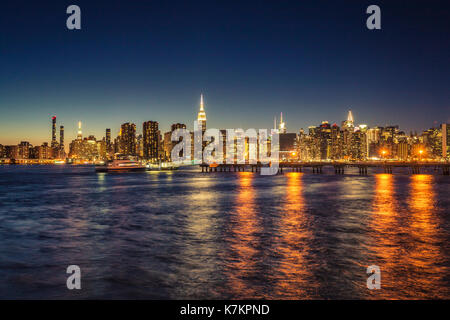 New York City Skyline bei Nacht Stockfoto