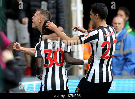 Newcastle United Christian Atsu (Mitte) feiert ersten Ziel seiner Seite des Spiels zählen während der Premier League Match im St James' Park, Newcastle. Stockfoto