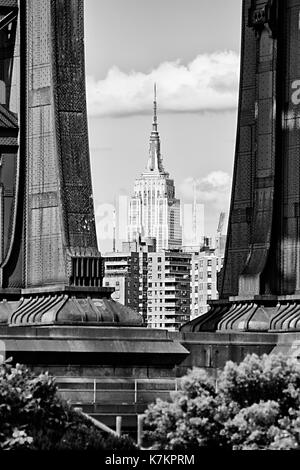 Empire State Building durch Manhattan Bridge Seite über Brooklyn Stockfoto