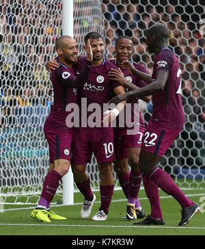 Von Manchester City Sergio Agüero (Mitte links) feiert mit David Silva (links), Raheem Sterling (Mitte rechts) und Benjamin Mendy nach dem zweiten Ziel seiner Seite zählen während der Premier League Match an der Vicarage Road, Watford. Stockfoto