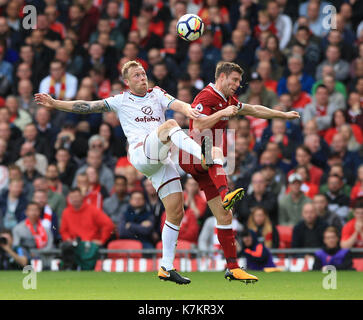 Burnley Scott Arfield (links) und Liverpools James Milner Kampf um den Ball während der Premier League Match in Liverpool, Liverpool. Stockfoto